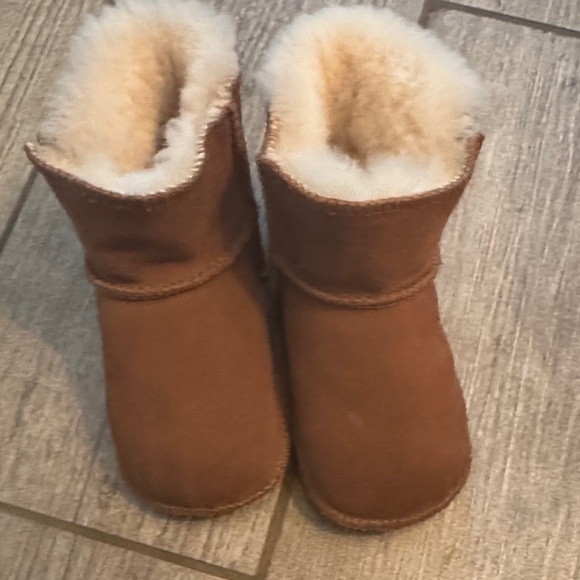 Ugg Erin Bootie - Picture 1 of 5